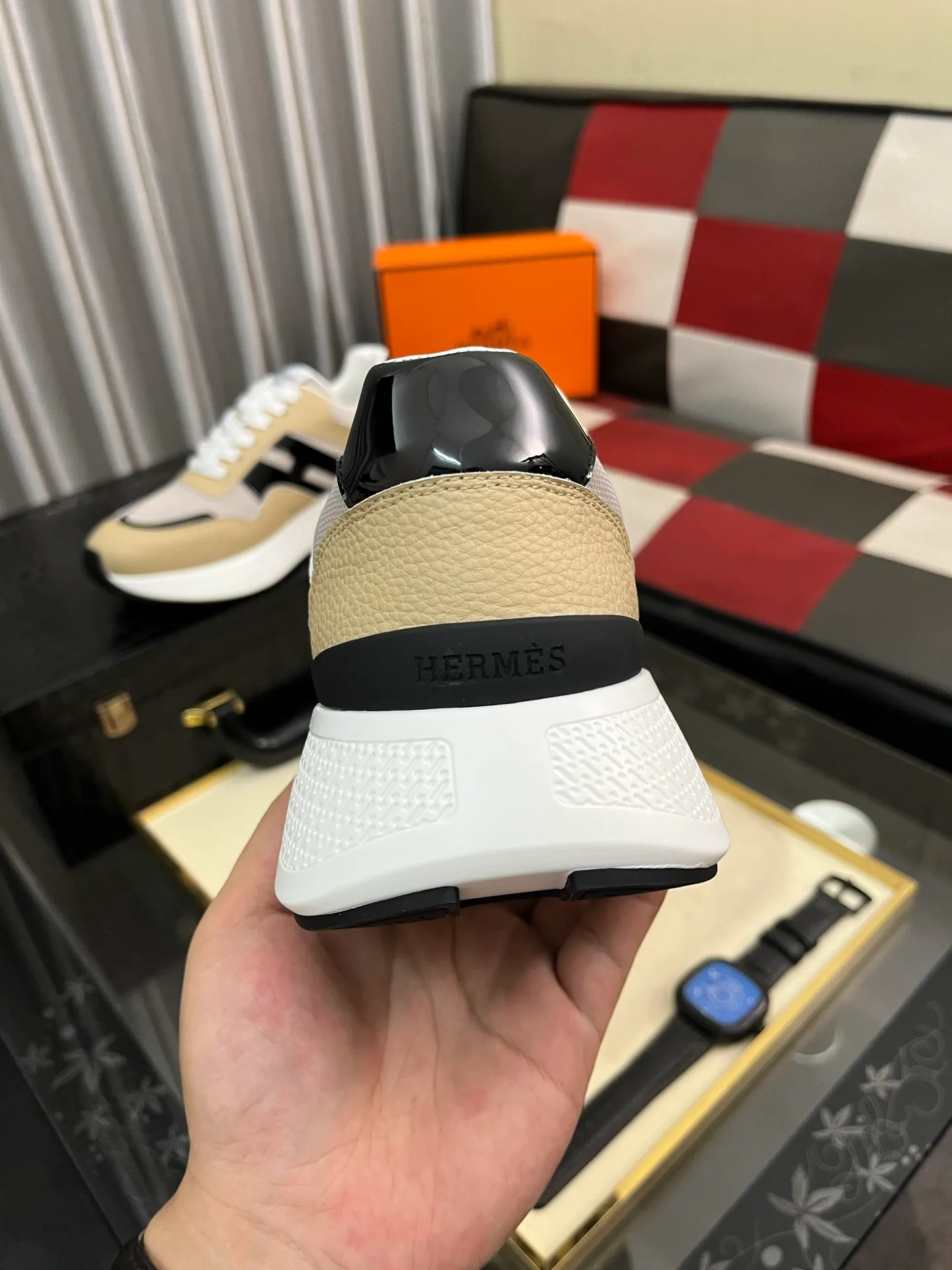 Men's shoes 💰540⌚️⌚️HERMES/Hermès Hugo thick-soled sneakers, casual men's shoes, these sneakers are made of imported first-layer cowhide leather and breathable mesh design. The contrasting color design creates a dynamic and modern shape. The front end of the toe is decorated with natural-color rubber inlays, which is novel and fashionable. The texture is incomparable, with cowhide lining and cowhide foot pads, the upper foot is comfortable and breathable, and the rubber sole is decorated with geometric patterns and iconic "H" details. A very personal one! Size: 38-44